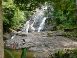 Elefantentrekking in Pang Nga Tonprai Wasserfall Naturpfad der Wasserfall mit Reisegruppe (TH).
